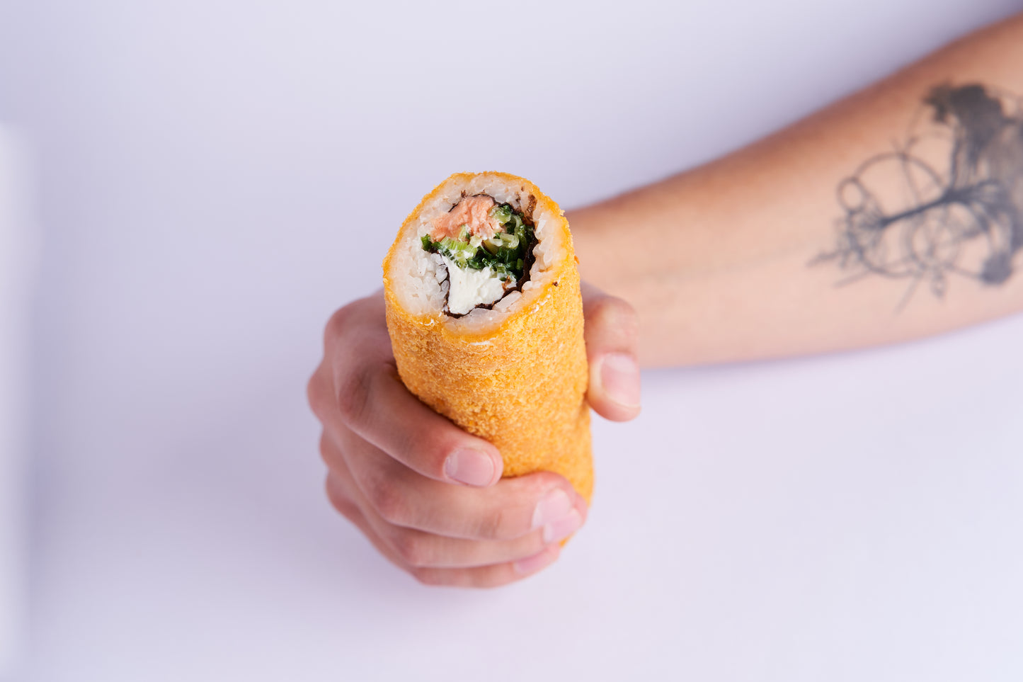 Handroll Salmón, cebollín y queso crema