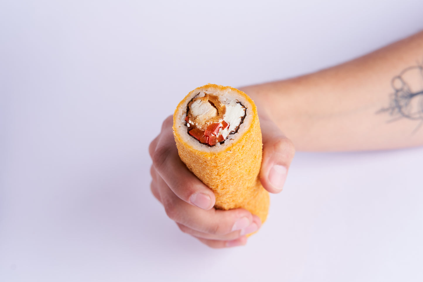 Handroll Pollo crispy, morrón y queso crema