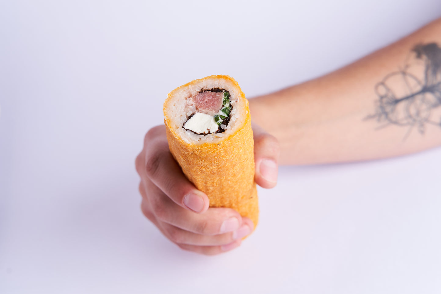 Handroll Atún, cebollín y queso crema.