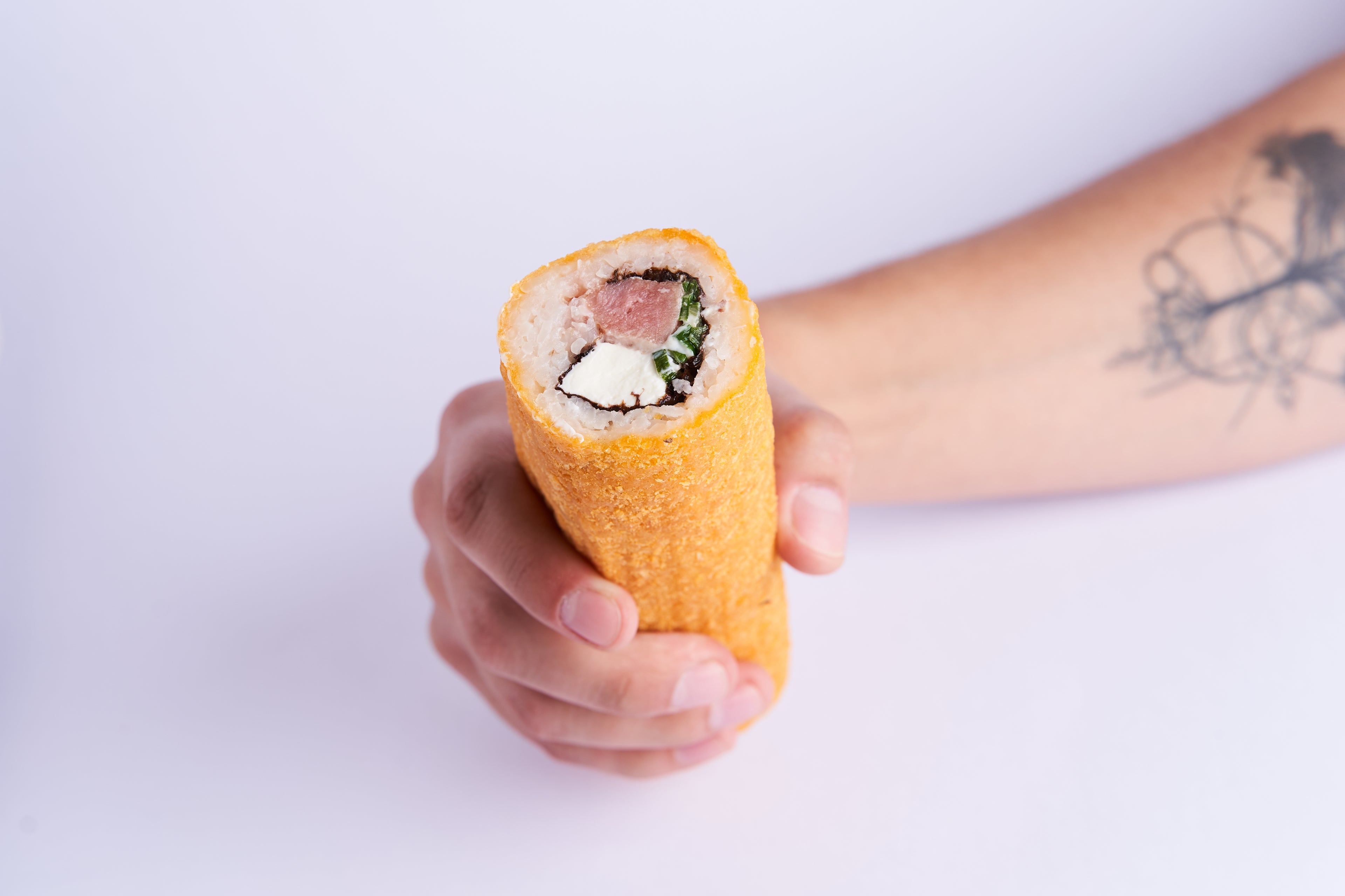 Handroll Atún, cebollín y queso crema.