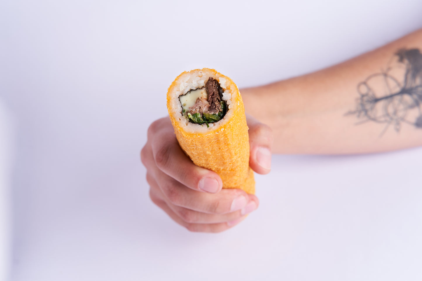 Handroll Carne mechada, queso mozzarella y cebollín