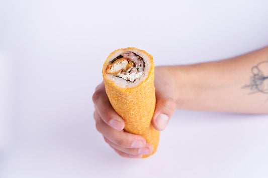 Handroll pollo crispy, bacon, cebollín y queso crema