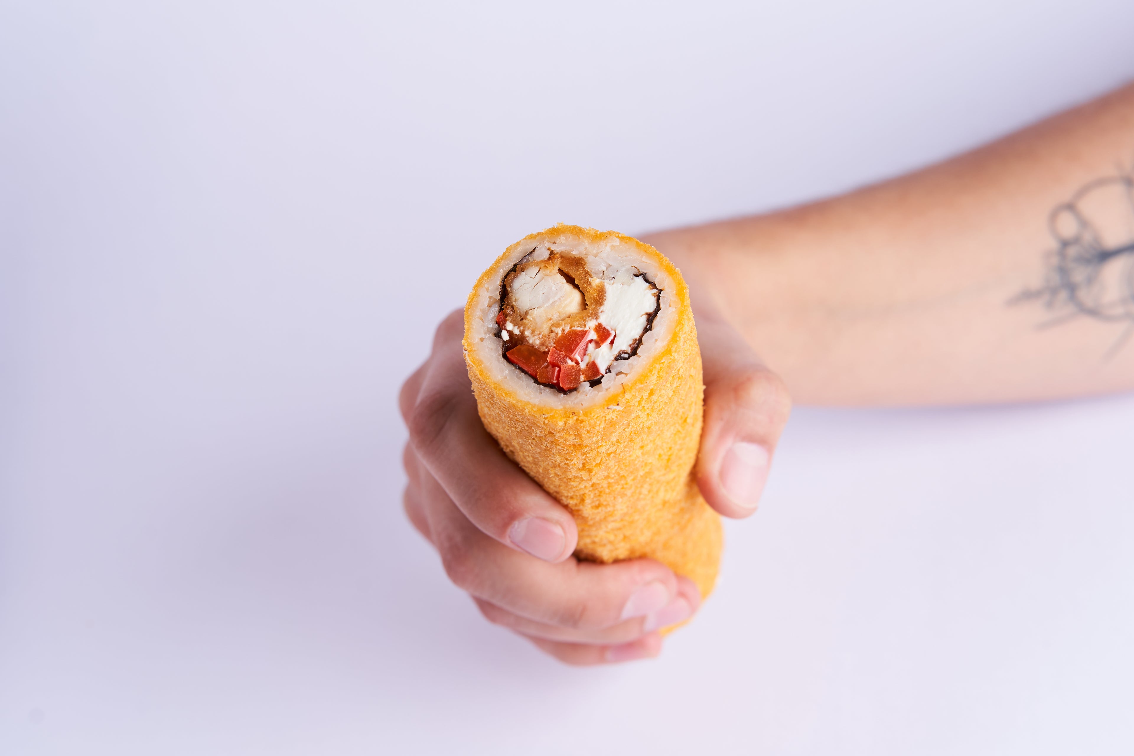 Handroll Pollo crispy, morrón y queso crema